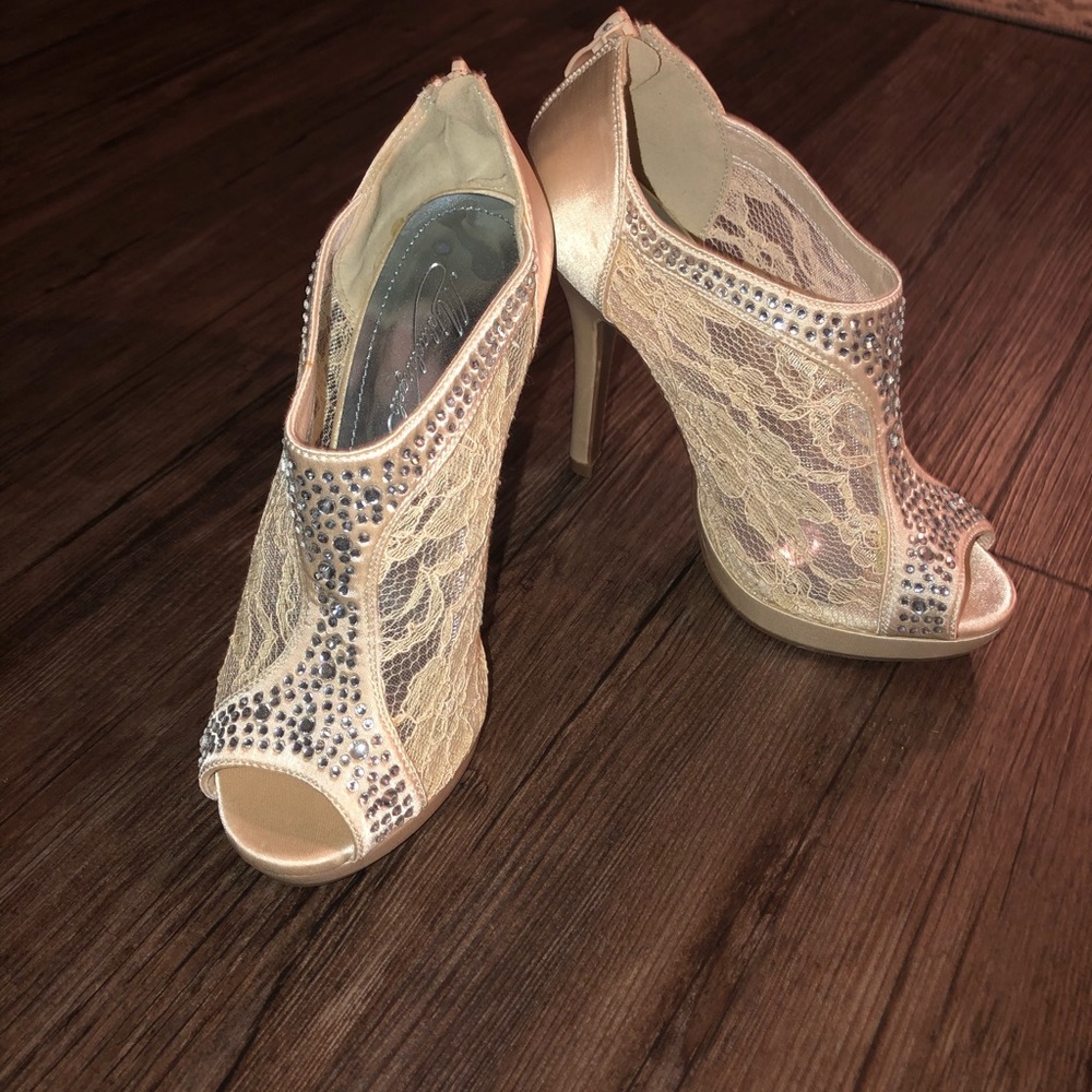 NWOT - size 5 heels